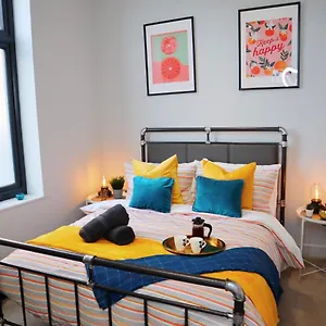 Urban Chic: Trendy 2-bedroom With Smart Amenities Bournemouth