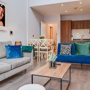 https://apt-top-floor-in-city-centre.belfasthotelsireland.com